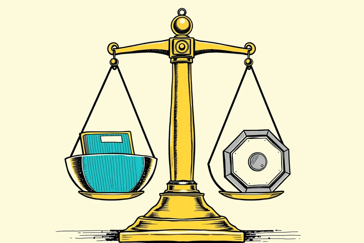 Une balance de laiton vue de face, un classeur à anneaux sur un plateau et un poids de fer hexagonal sur l'autre, la norme pesée contre la preuve, dessinée à l'encre sur trame d'imprimerie.